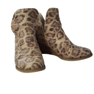 Very G Leopard Print Ankle Wedge Boots Size 8 Heel 3"